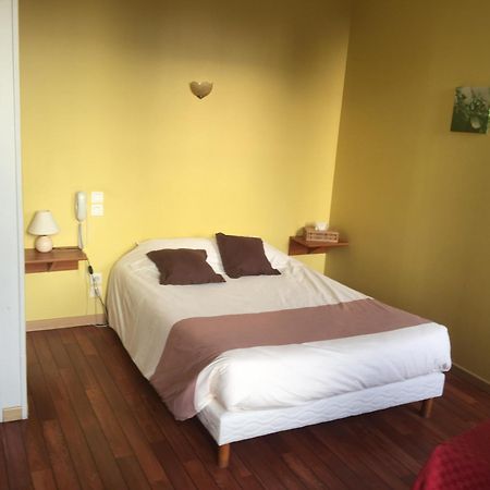 Au Pere Tranquille Hotel Tinchebray-Bocage Exterior photo